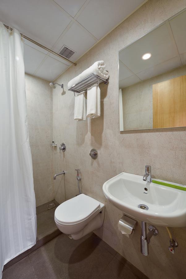 Hotel Leafio-Near Airport Мумбаи Экстерьер фото