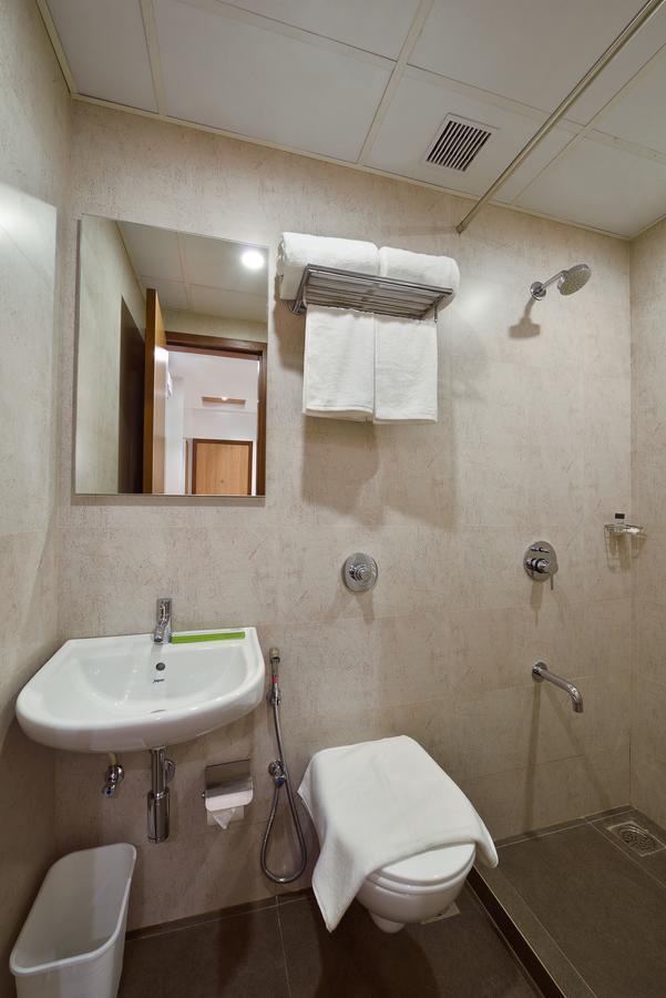 Hotel Leafio-Near Airport Мумбаи Экстерьер фото
